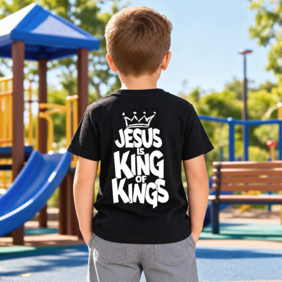 Camiseta Infantil Jesus Is Kink Of Kings Estampada Costas Grande Ambientada Camiseta Infantil Jesus Is Kink Of Kings Estampada Costas Grande Ambientada