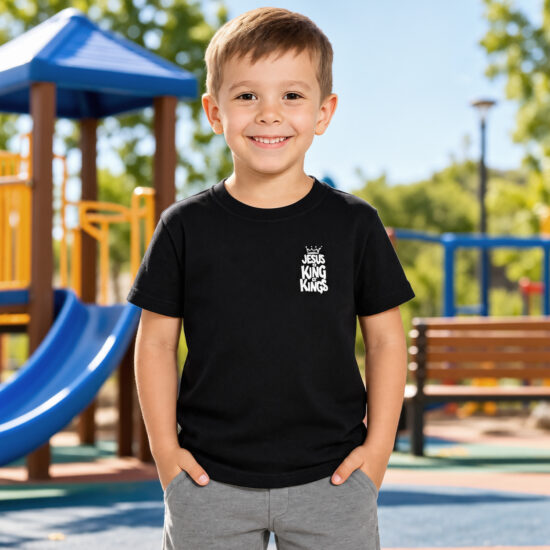 Camiseta Infantil Jesus Is Kink Of Kings Estampada Frente Pequena Ambientada Camiseta Infantil Jesus Is Kink Of Kings Estampada Frente Pequena Ambientada